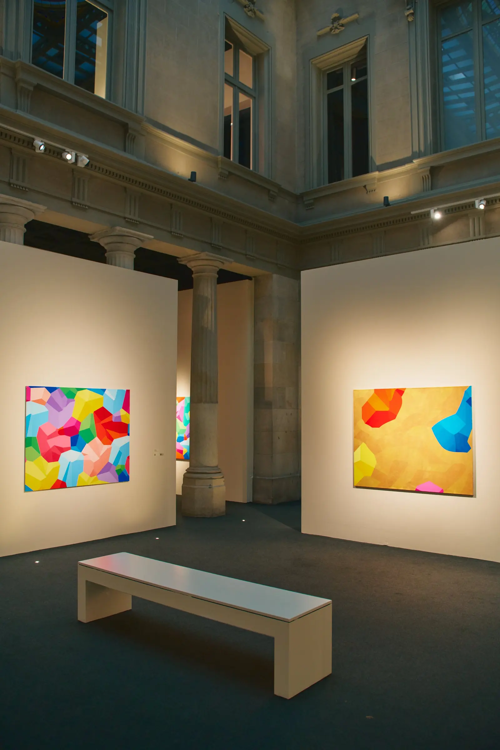 Pintures de formes facetades de Petr Kvíčala al pati del Palau Martorell