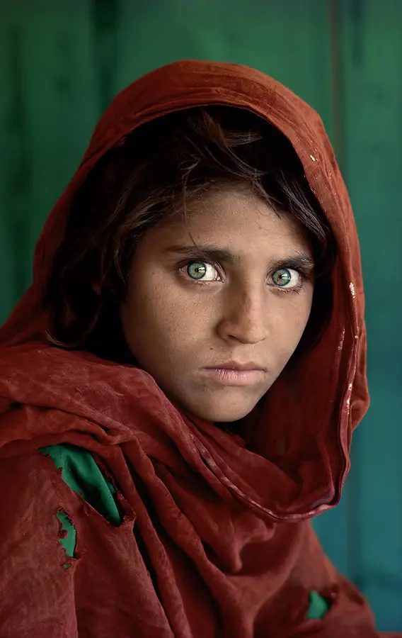 La nena afganesa, retrat de Steve McCurry — exposició ICONS al Palau Martorell